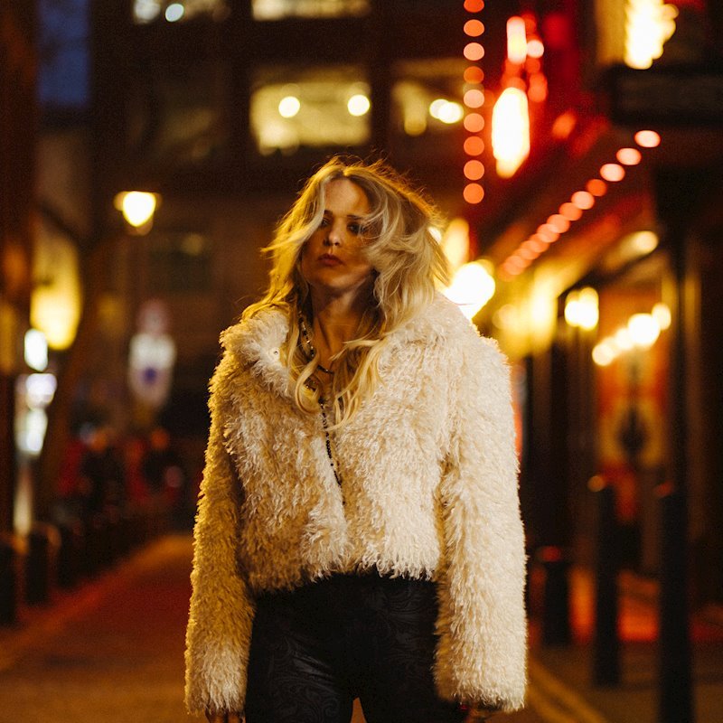 Elles Bailey Talks New Album ‘Beneath The Neon Glow’ And More