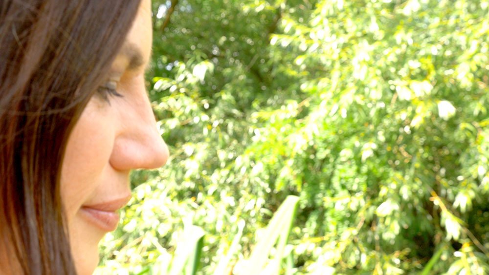 Julia Thomsen Talks New Single, Hometown And More