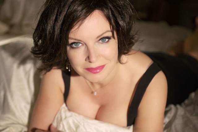 Sarah McGuinness – Star of Acclaimed One-Woman Show – Unveils Joyous New Christmas Single